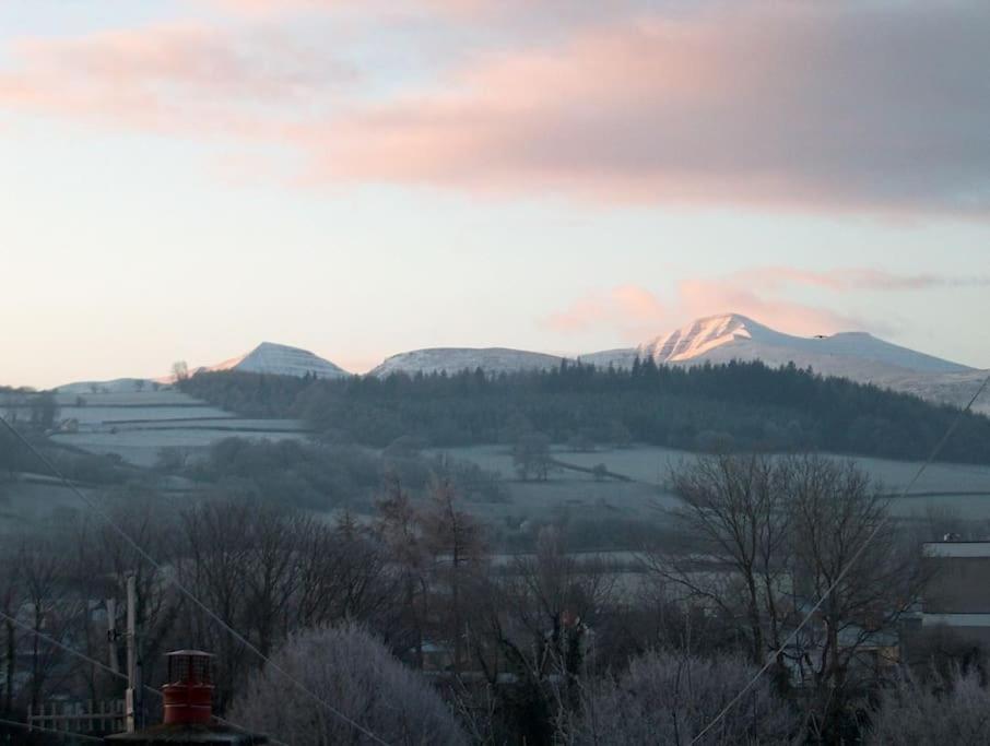 Mountain Views In The Heart Of Brecon Town Vila Exterior foto